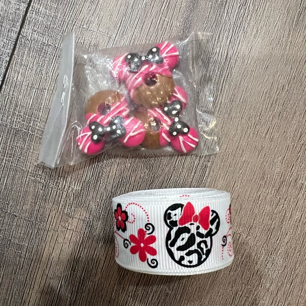 New Minnie Mouse Ribbon and Button Set - Picture 5 of 5